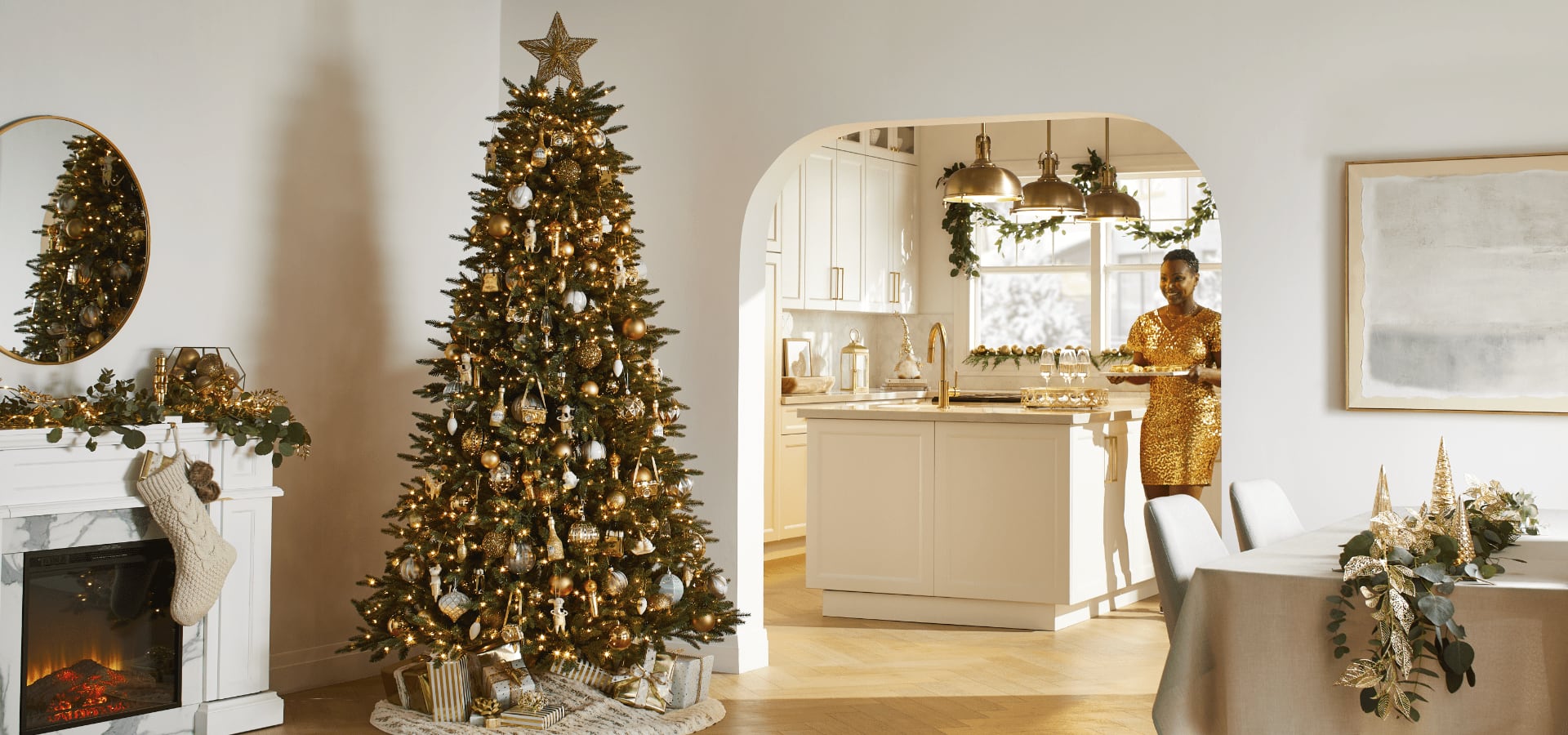 CANVAS Christmas tree and gold decorations in living room. 
