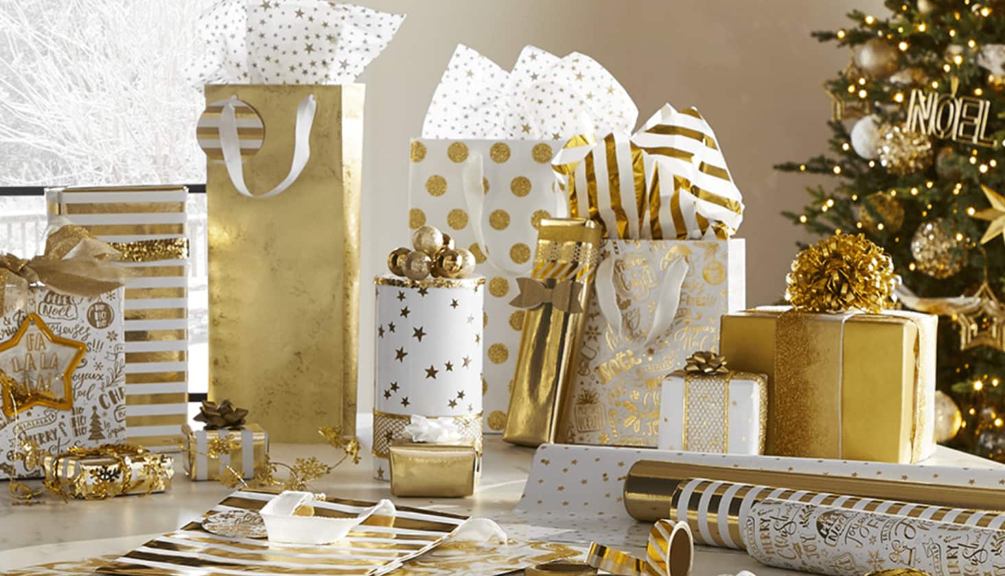 Sacs-cadeaux et papier cadeau dorés.