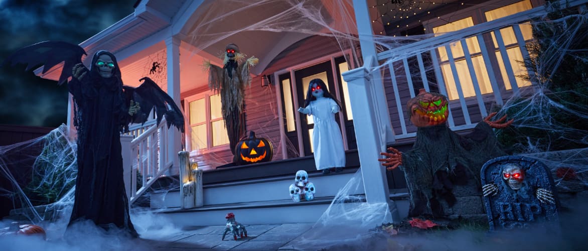 Décorations d’Halloween effrayantes sur un porche d’entrée.