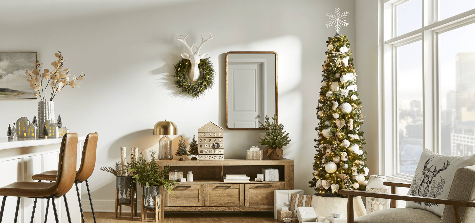 Salon orné de décorations de Noël de la collection Blanc boisé
