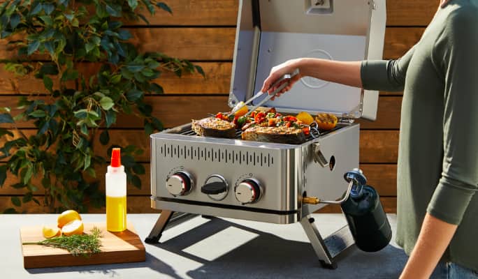 Des aliments grillant sur un barbecue au gaz portatif Vida par PADERNO 