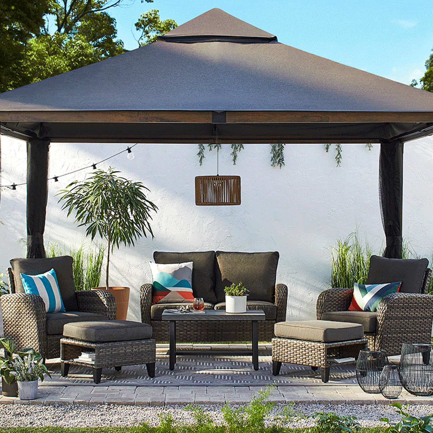 Abri de jardin à toit souple CANVAS Henderson avec des meubles CANVAS Breton.