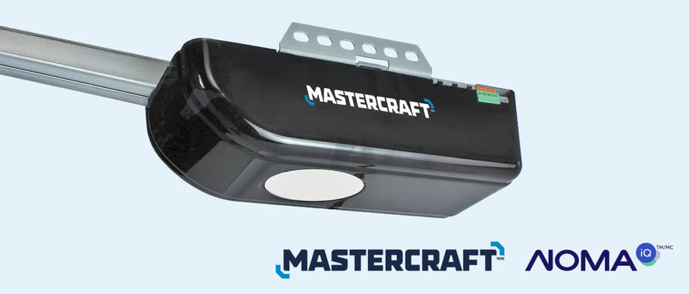 La tête du moteur d'un ouvre-porte de garage Mastercraft.  logo Mastercraft et logo de l'appli NOMA iQ.