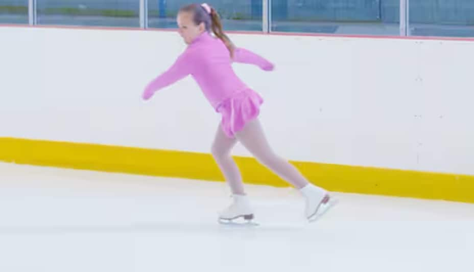 Un enfant pratiquant le patinage artistique  