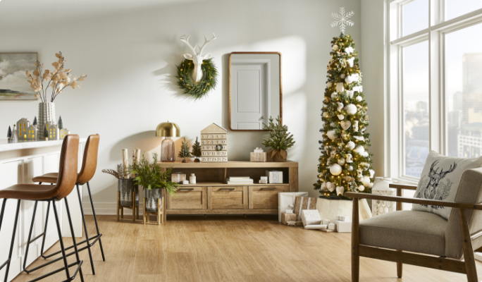 Décorations de Noël Blanc boisé dans le salon d’un condo.