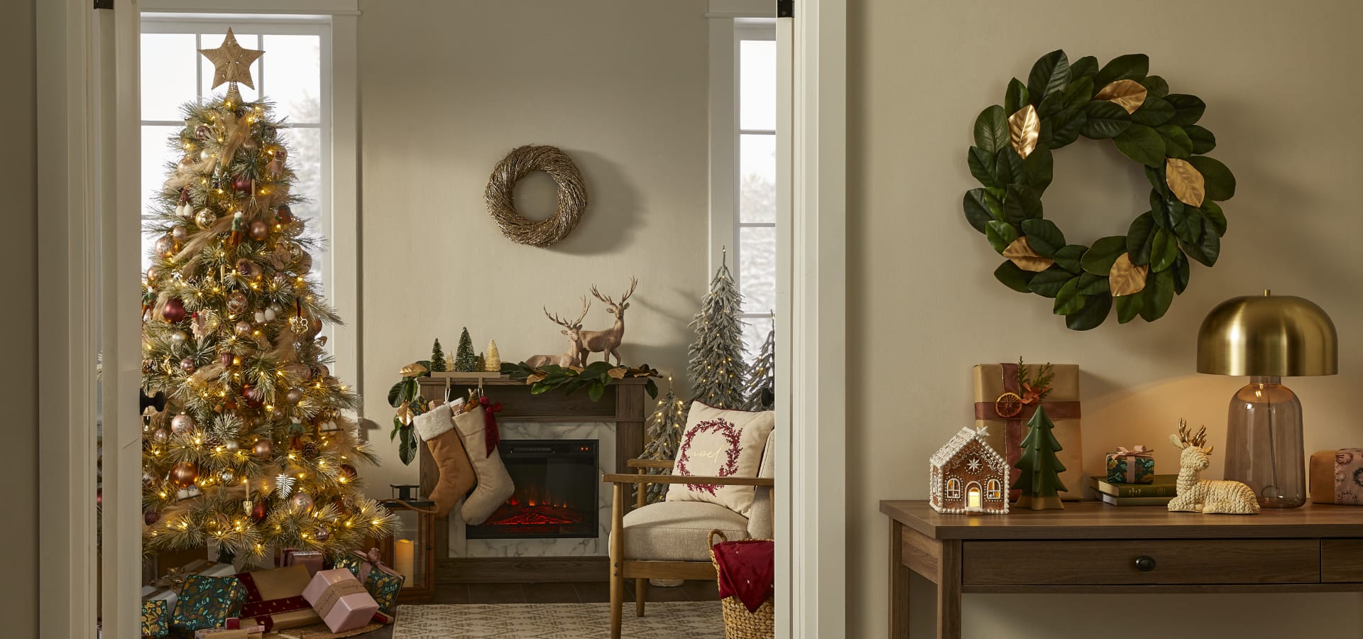Salon décoré avec un sapin de Noël et des décorations de Noël CANVAS.