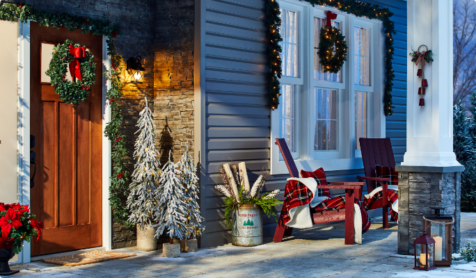Porche d’entrée décoré avec des décorations de Noël.