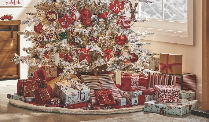 Cadeaux emballés sous un sapin de Noël