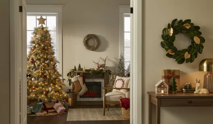 Salon décoré avec des décorations de Noël de la collection Jardin d’hiver CANVAS.