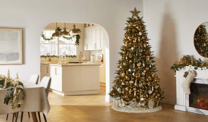 Living room decorated with CANVAS Gold Gatherings Christmas decorations