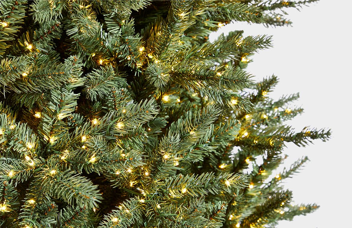 Une section de branches sur un arbre de Noël artificiel préformé illuminé  