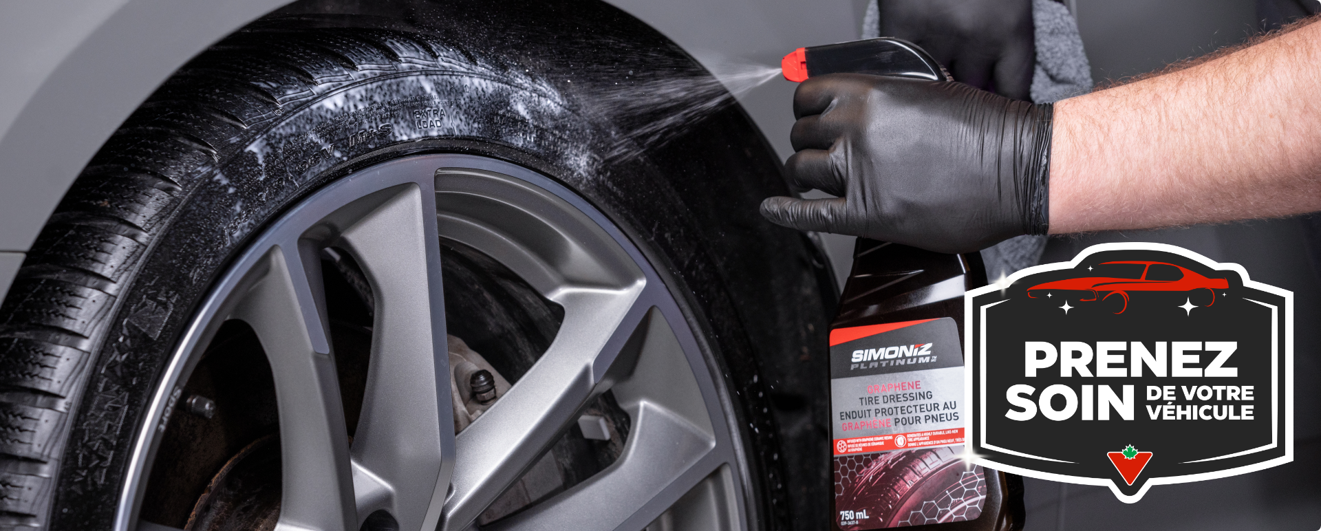 Une main portant un gant en nitrile noir appliquant le lustrant à pneus au graphène SIMONIZ Platinum sur un pneu de voiture.