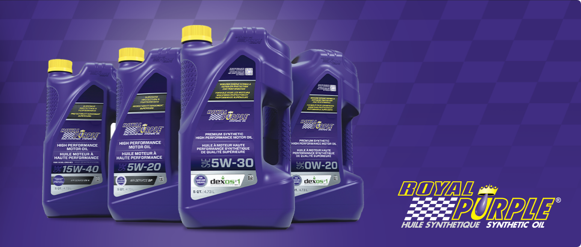 Quatre bidons de 4,73 litres d'huile moteur synthétique Royal Purple dotés offrant différentes qualités.