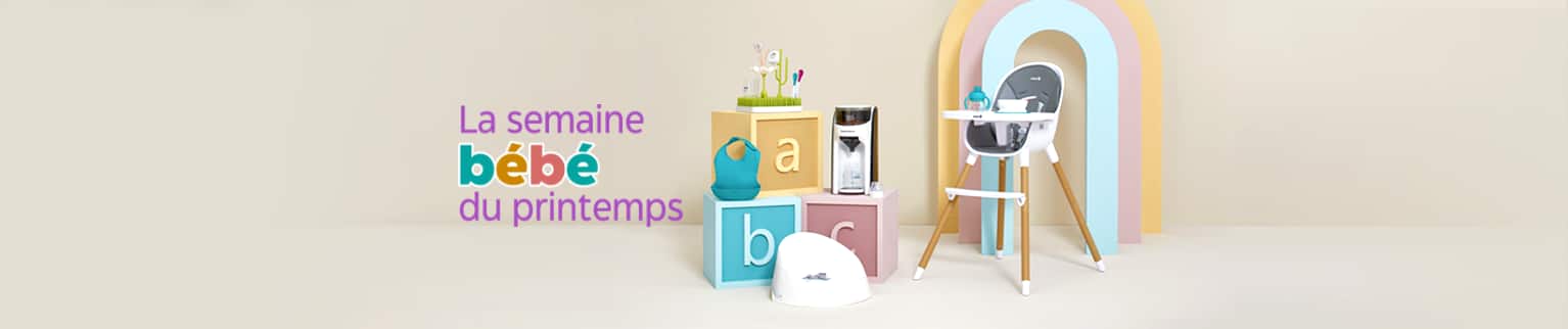 Articles pour bébés présentés sur et autour de trois blocs de lettres géants.