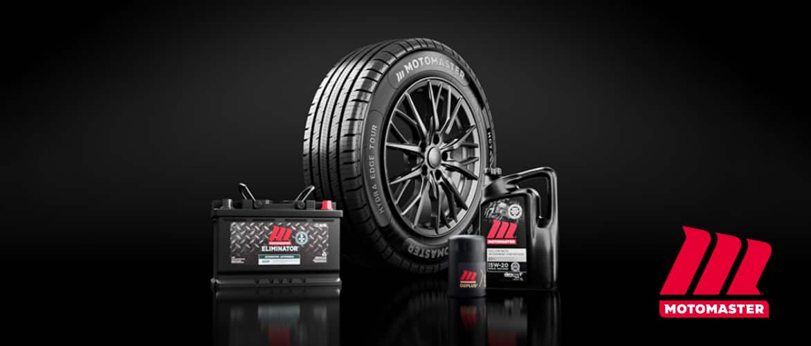 Un éventail d'articles MotoMaster, dont un pneu, une batterie automobile, un filtre à huile et un bidon d'huile de moteur.