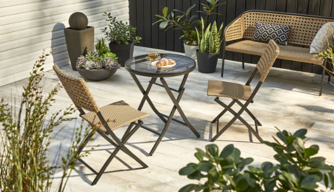 CANVAS Chambly outdoor furniture on a patio