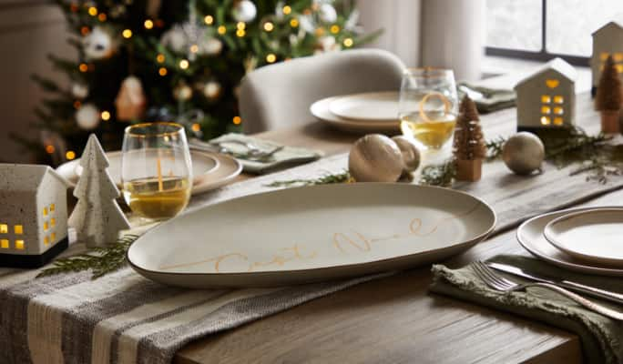 Articles de table et décorations CANVAS C’est la belle nuit de Noël sur une table à manger. 