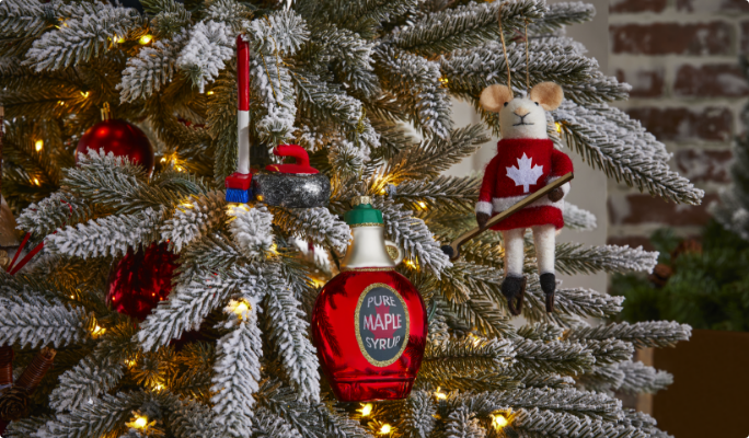 Des ornements CANVAS Noël canadien dans un sapin. 