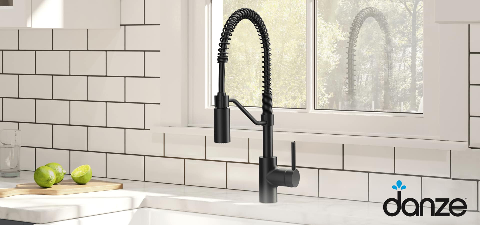 Un robinet d'évier à bec rétractable Danze Jasper, poignée simple, noir mat dans une cuisine à carreaux blancs.