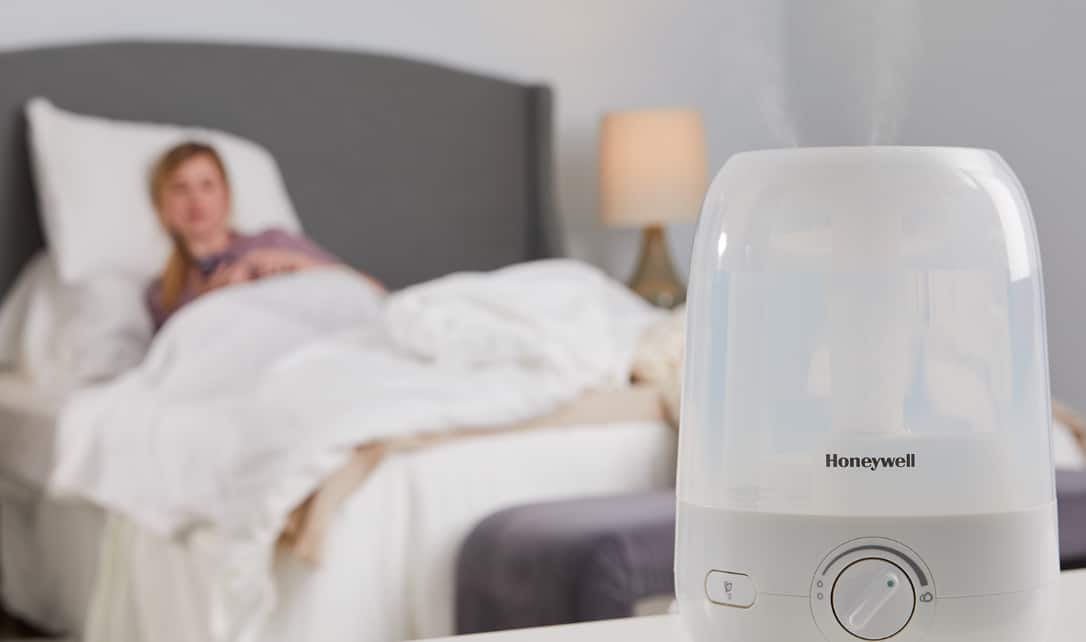 Un humidificateur à vapeur froide Honeywell Ultra Comfort dans une chambre à coucher.