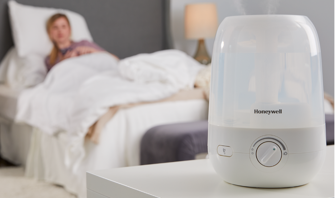 Un humidificateur à vapeur froide Honeywell Ultra Comfort dans une chambre à coucher.