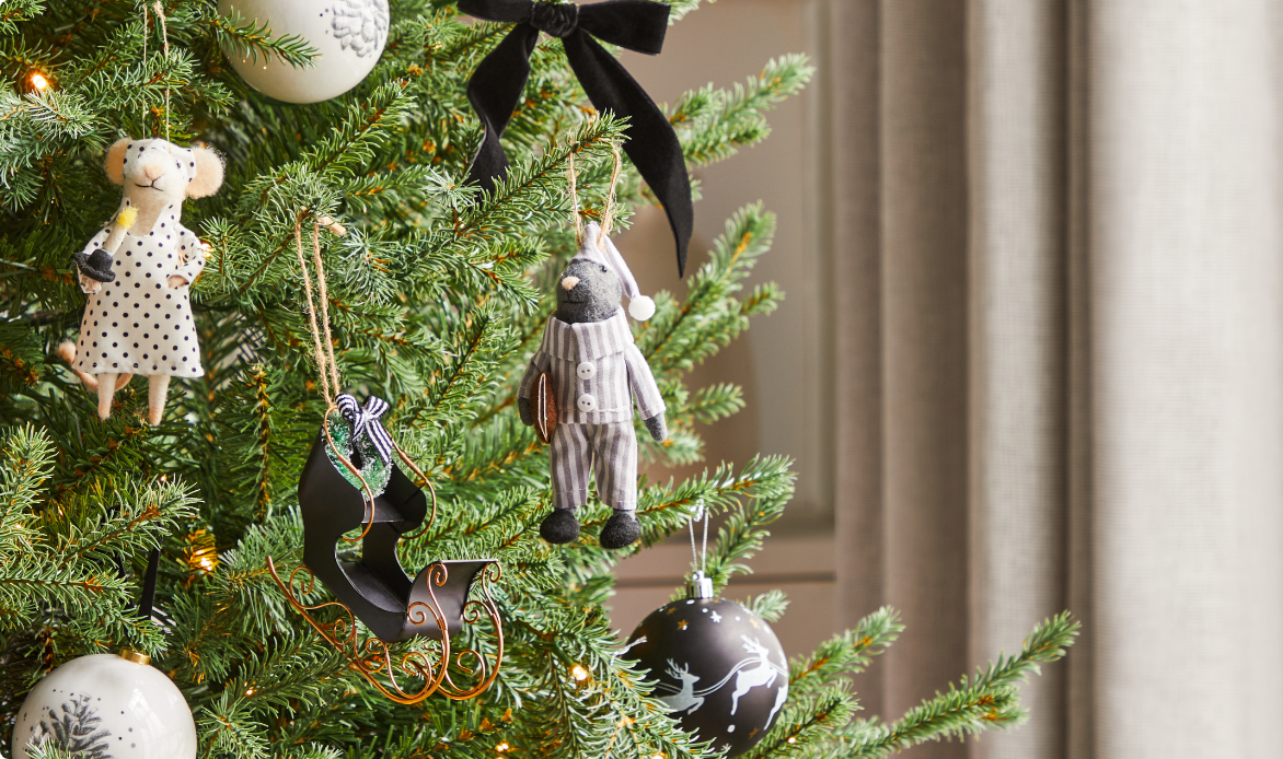 Des ornements CANVAS C’est la belle nuit de Noël dans un sapin. 