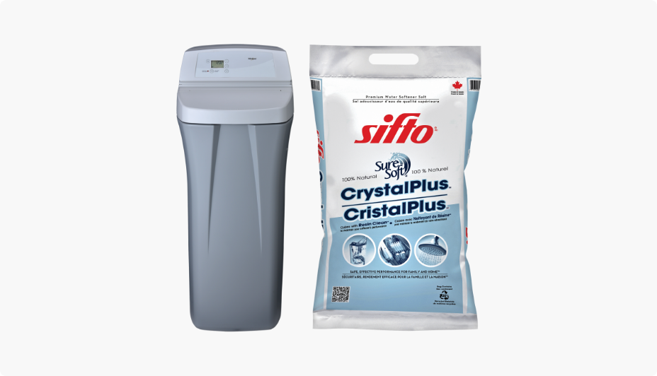 Un adoucisseur d'eau Whirlpool et un sac de sel adoucisseur d’eau Sifto CrystalPlus.