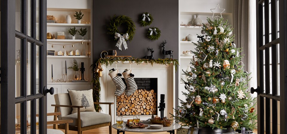 Un salon décoré avec des décorations CANVAS C’est la belle nuit de Noël. 
