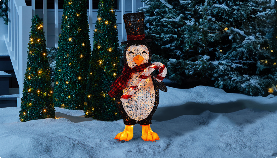 Pingouin avec canne de bonbon à DEL CANVAS dans une cour enneigée.