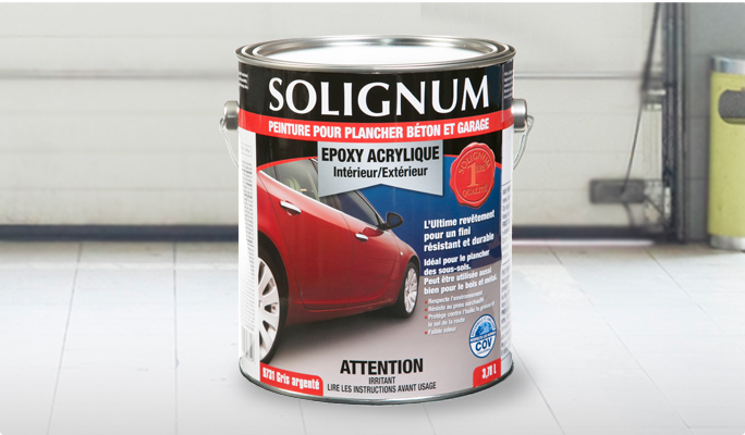 Un pot de peinture époxyde pour plancher de garage et béton Solignum sur le sol d'un garage.