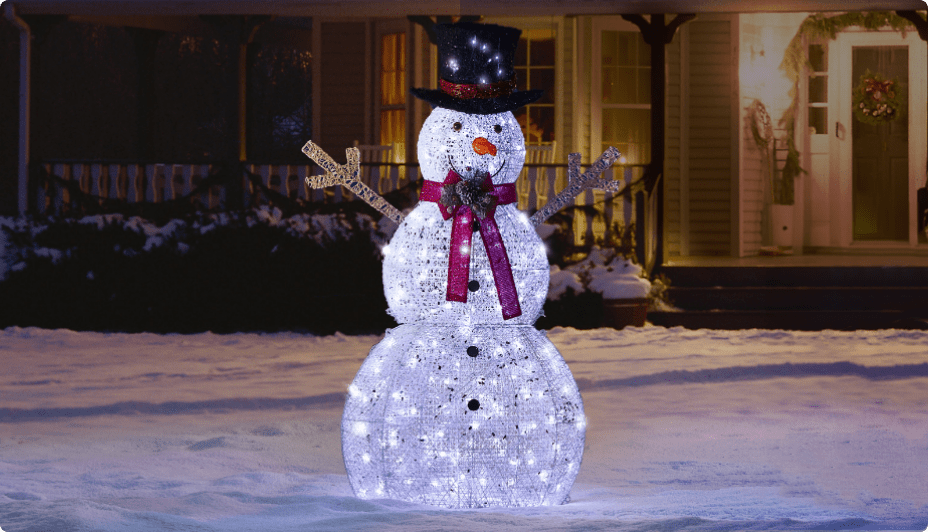 Un bonhomme de neige à DEL CANVAS Blanc arctique dans une cour avant enneigée. 