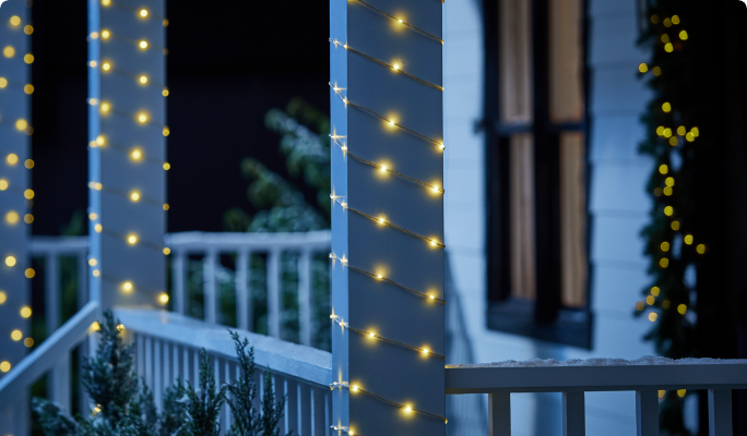 Lumières à DEL NOMA Micro-Brite entourées autour des colonnes d’un porche. 