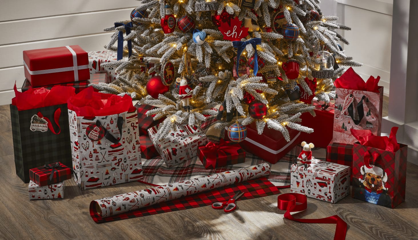 Emballage cadeau Noël canadien et cadeaux emballés sous un arbre.