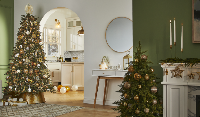 A living room with a Christmas tree and CANVAS Golden Moments decorations.