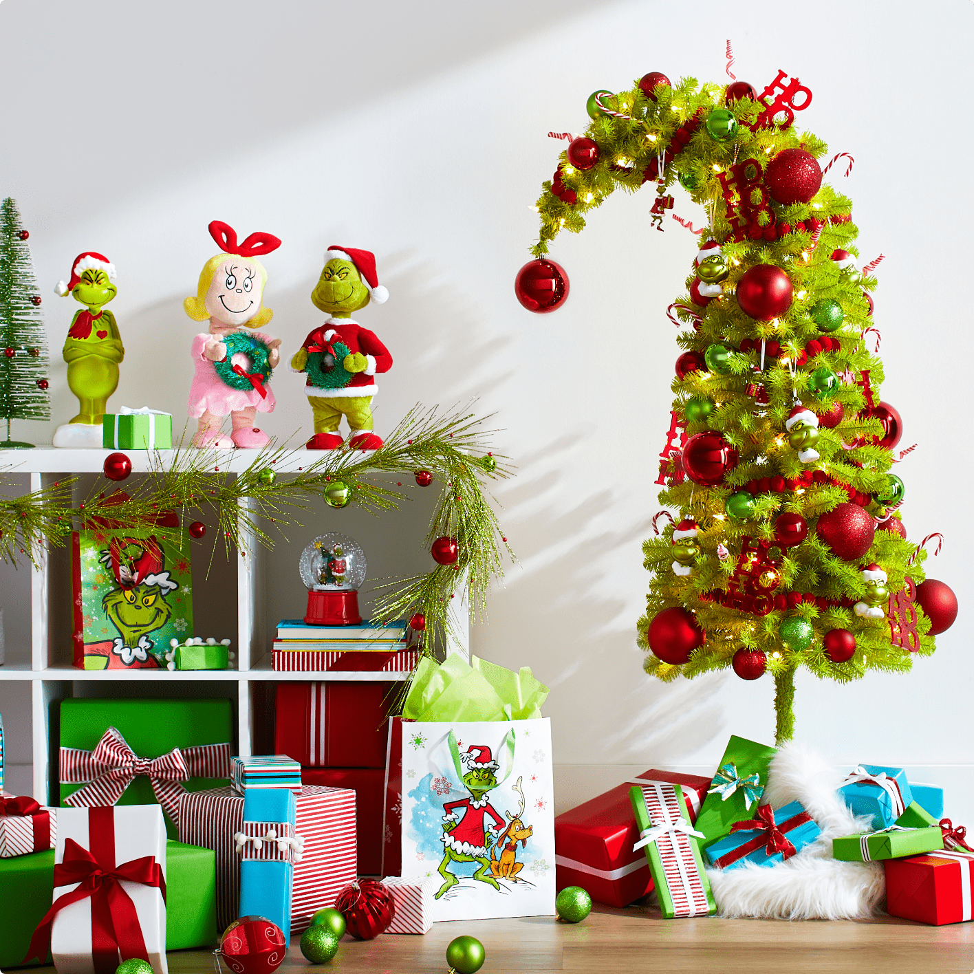 Arbre For Living Crumpit avec des ornements dans une pièce avec une décoration de Noël sur le thème du Grinch.