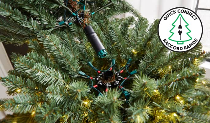 Des sections d'un sapin de Noël artificiel sont assemblées à l'aide d'une technologie de connexion rapide.