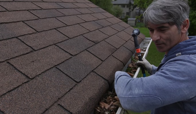 How to clean the gutters