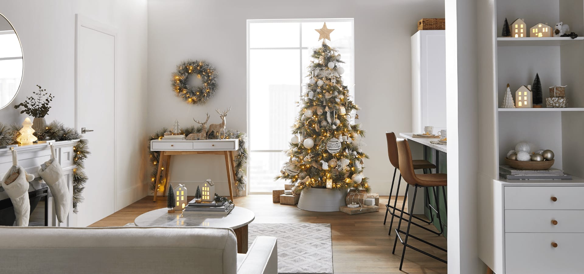 A living room with a Christmas tree and CANVAS White decorations. 