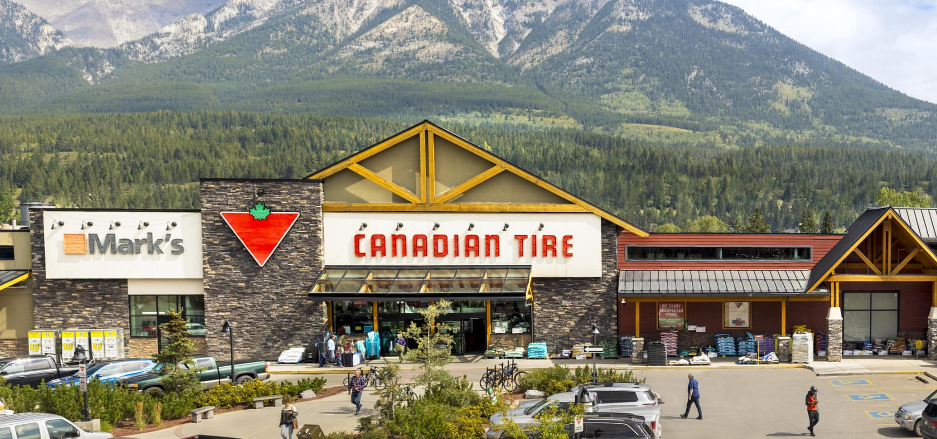 Un magasin Canadian Tire et un magasin Mark’s côte à côte dans le paysage montagneux de Canmore, en Alberta.