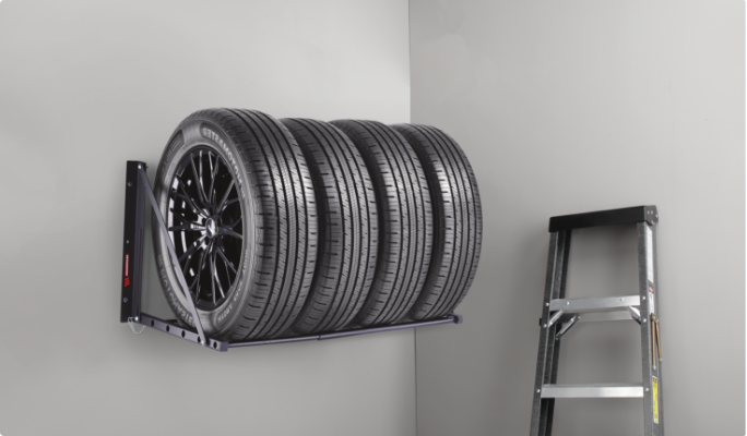 Deux supports pour pneus montés sur le mur d'un garage.