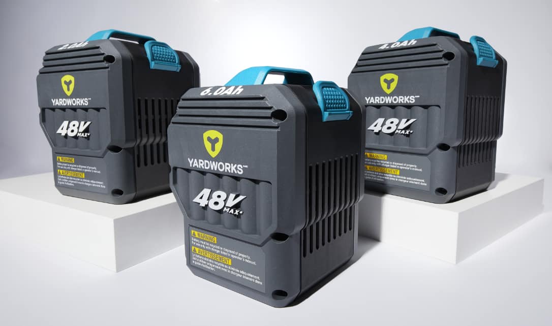 Trois batteries Yardworks 48 V MAX de capacités Ah variées.
