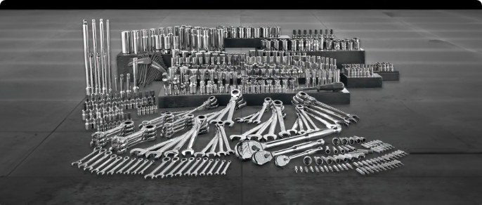 Un jeu de clés et de douilles MAXIMUM de 500 éléments disposés sur le sol d'un atelier.