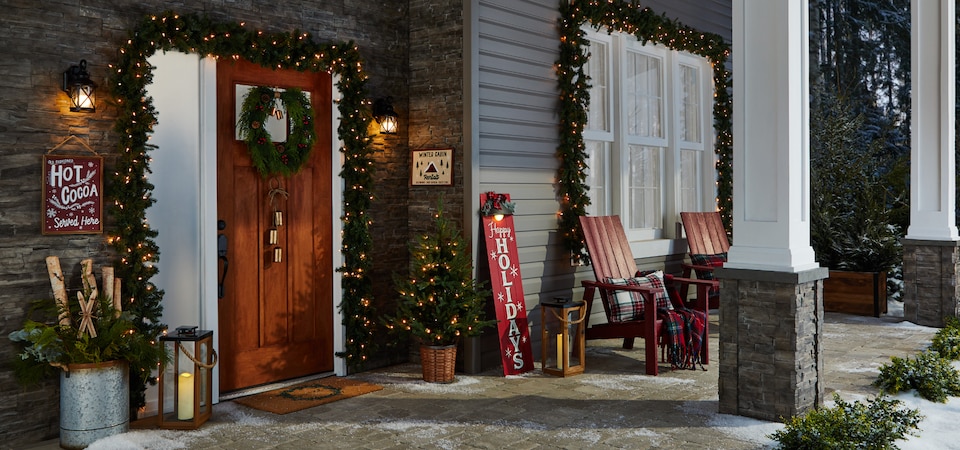 Des décorations de Noël variées sur un porche d’entrée.