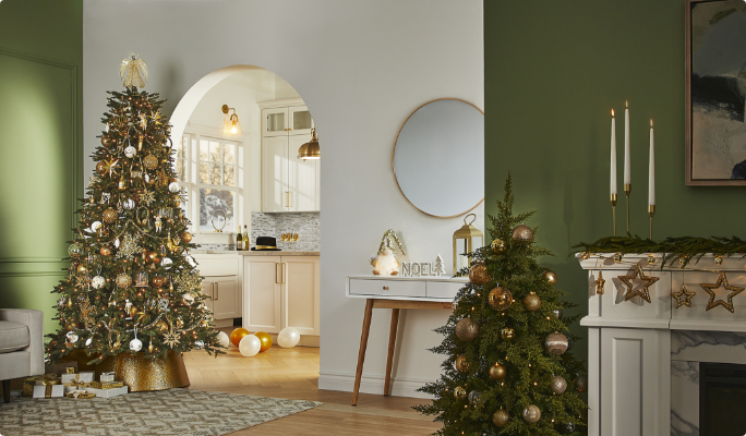 A living room with a Christmas tree and CANVAS Golden Moments decorations.