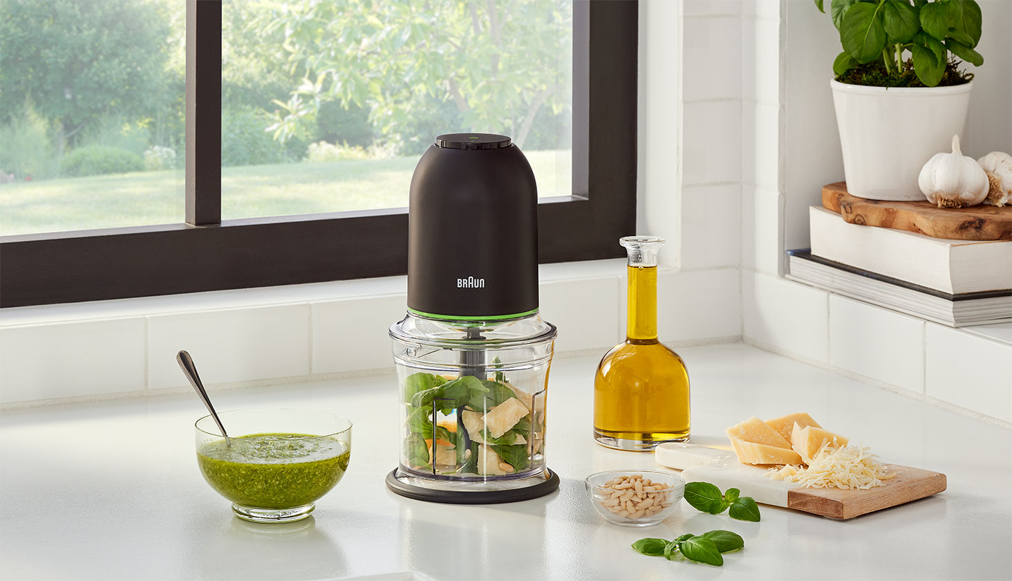 Choose between two speeds to easily create perfectly chopped ingredients for an omelet, dips, spreads, baby foods, sauces, iced drinks and more!