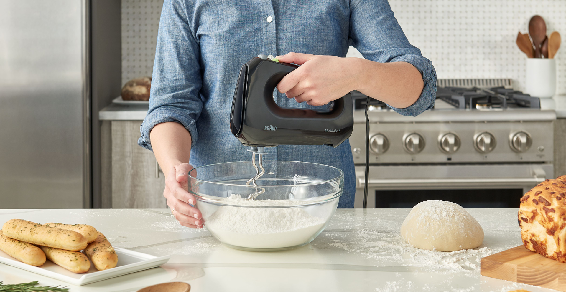 English Designed to be lightweight and comfortable, Braun Hand Mixers ensure a quick, easy, and mess-free mixing experience as you bake.