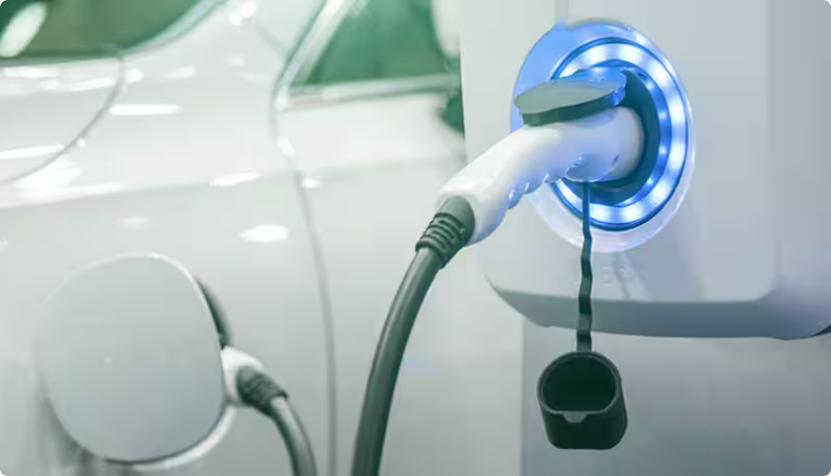 Une voiture électrique en train de se recharger.