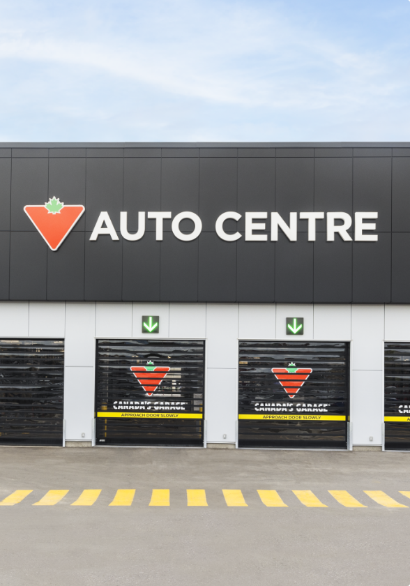 Bâtiment abritant le centre automobile avec portes de garage.