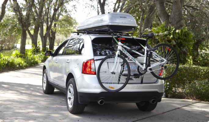 Une voiture avec des vélos montés à l'arrière.