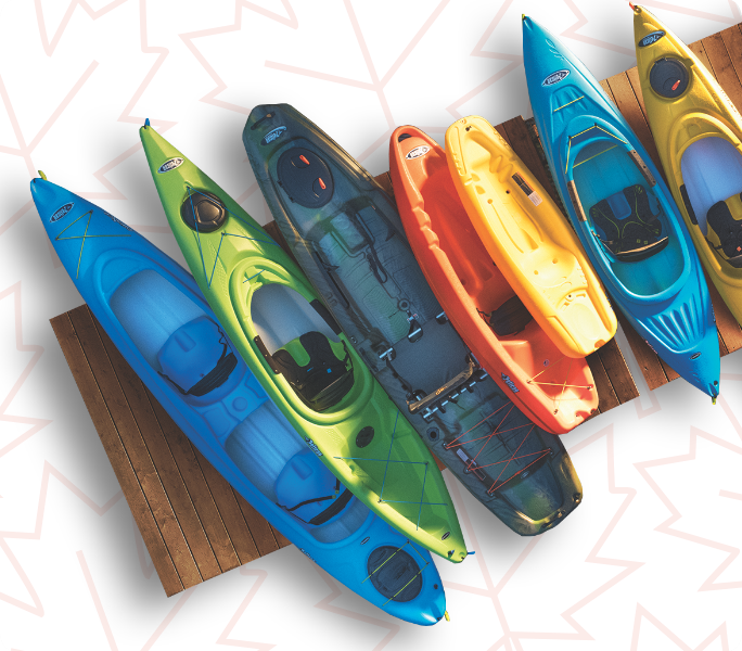 Une gamme de kayaks colorés en présentation.